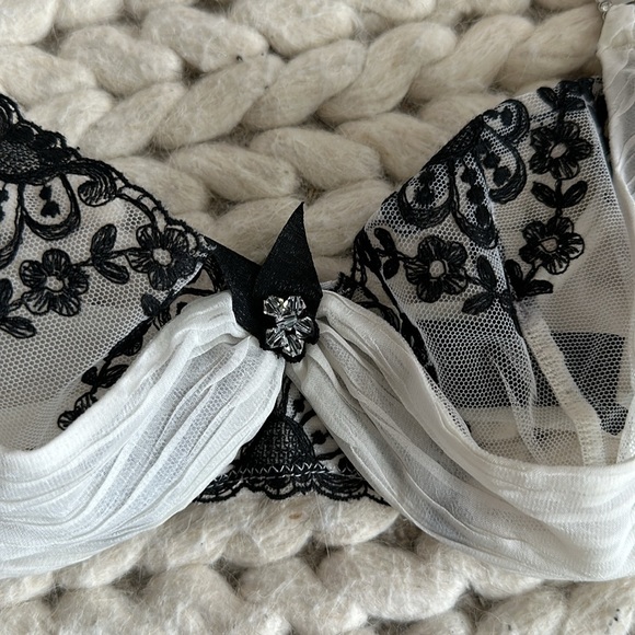 Victoria Secret Designer Collection Bra size 34B - Picture 3 of 6
